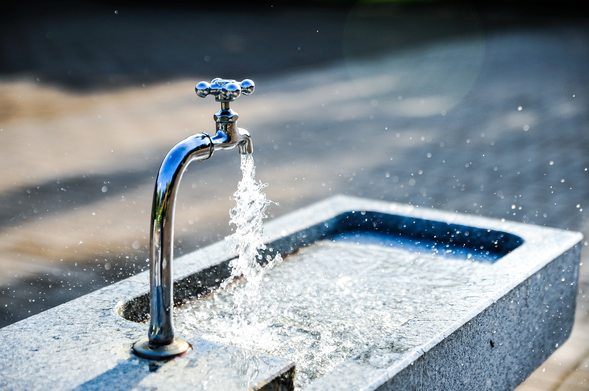 rubinetto con acqua(1).jpg